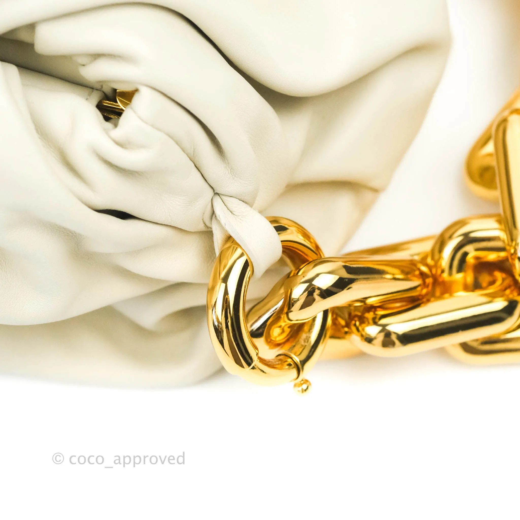 Bottega Veneta Chain Pouch in Plaster Calfskin